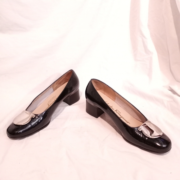 FERRAGAMO BOUTIQUE Blk Patent w/Silver Plate Vamp - Picture 2 of 11
